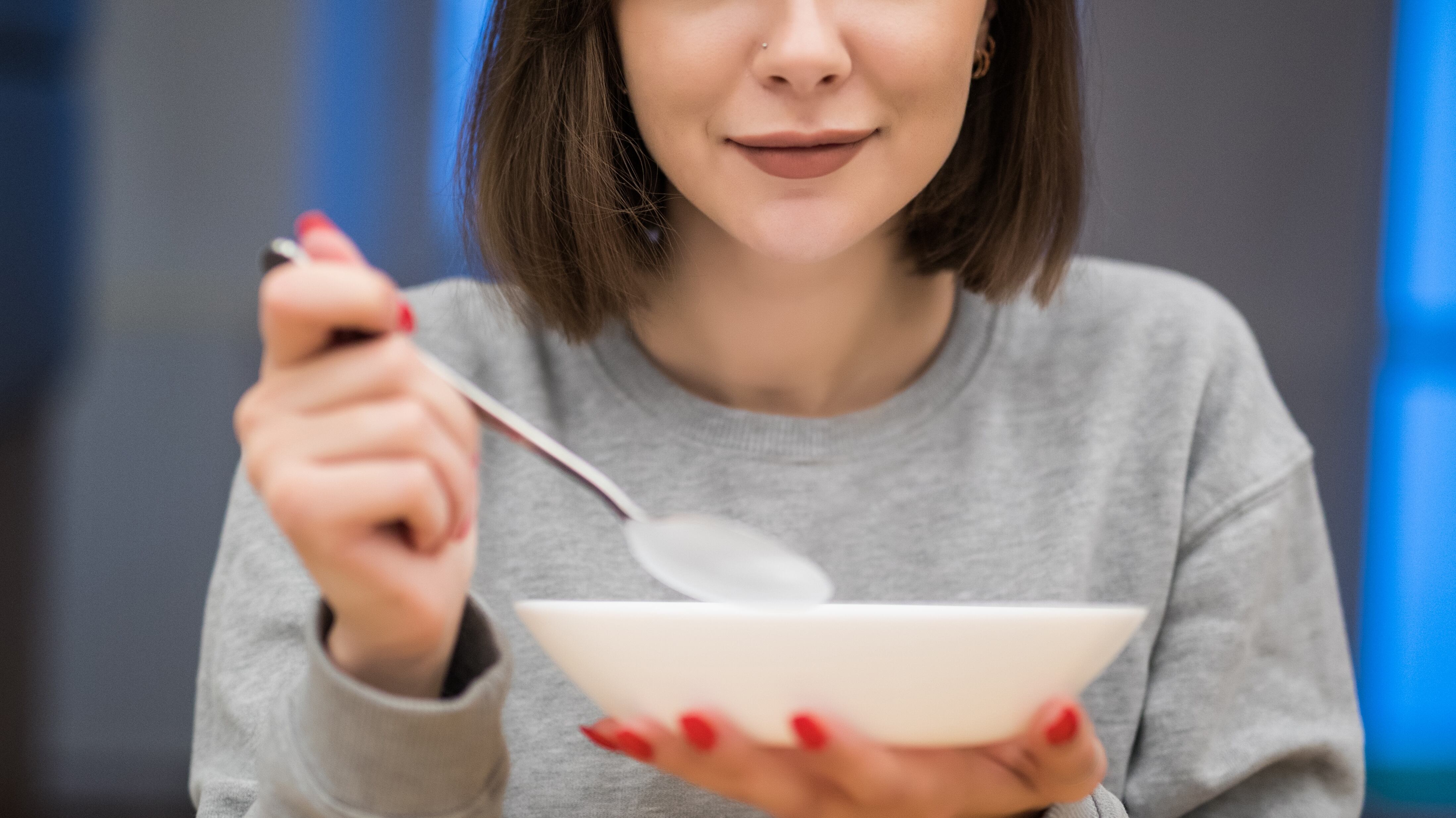 Mujer comiendo una sopa