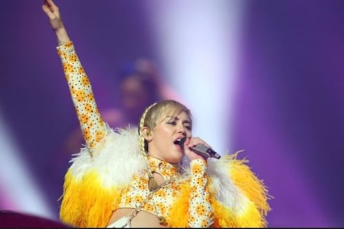 Vuelo de Miley Cyrus tuvo un aterrizaje de emergencia y no llegó a Paraguay tras ser impactado por un rayo