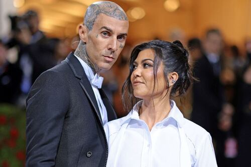 Kourtney Kardashian se quita la ropa en redes sociales para felicitar a su esposo por su cumpleaños