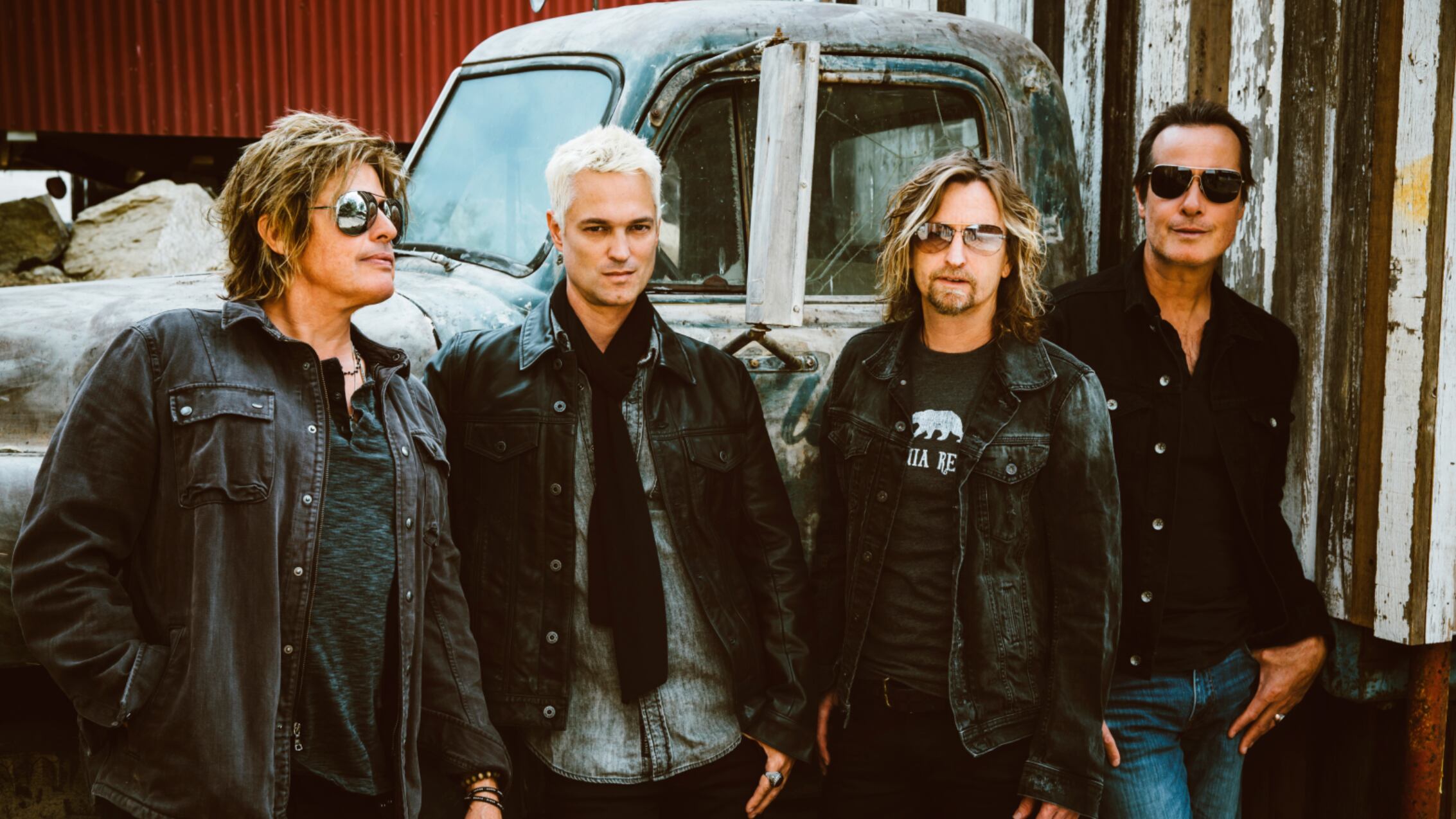 Dicen que no hay primera sin segunda y mejor si es una tercera vez. Por eso la banda estadounidense Stone Temple Pilots confirmó su esperado regreso a Chile, para deleite de toda su fanaticada, nostálgica del grunge de la época dorada de los 90´.
El grupo californiano, con éxitos como “Interstate Love Song”, “Plush”, “Vasoline” y “Creep” se presentará el próximo 20 de mayo en el Movistar Arena, con entradas que van desde los 35 mil hasta los 79 mil pesos. 
Durante su trayectoria, que supera los 30 años, Stone Temple Pilots ha vendido más de 70 millones de álbumes, alcanzando los primeros lugares de la lista Billboard 200 y tomándose los rankings radiales con éxitos como “Sex Type Thing”, “Wicked Garden” y el sencillo ganador del premio Grammy, “Plush”, entre otros.
La fama la alcanzaron a comienzos de los ´90 cuando el grunge sonaba en cada rincón del mundo y STP se convertía uno de sus emblemas gracias a los riffs inimitables del guitarrista Dean DeLeo, la sección rítmica propulsiva del bajista Robert DeLeo y el baterista Eric Kretz, y la voz del carismático Scott Weiland
Con este retorno, tras su primera presentación el 2011 como parte del festival Maquinaria, y en febrero del 2019, con Jeff Gutt en reemplazo de Weiland -quien fue expulsado de la banda en el 2012 y falleció a fines del 2015- la banda se reencontrará con su fanaticada, quien podrán adquirir sus tickets desde este jueves 28 de noviembre a las 11:00 horas, en PuntoTicket.
La banda californiana  ha vendido más de 70 millones de álbumes, alcanzando los primeros lugares de la lista Billboard 200 y tomándose los rankings radiales con éxitos como “Sex Type Thing”, “Wicked Garden” y el sencillo ganador del premio Grammy, “Plush”, entre otros, durante sus más de 30 años de trayectoria.  
Valor de las entradas - STONE TEMPLE PILOTS:
- Tribuna: $35.000 más cargo por servicio.
- Platea Alta: $55.000 más cargo por servicio.
- Cancha: $69.000 más cargo por servicio.
- Platea Baja: $79.000 más cargo por servicio.