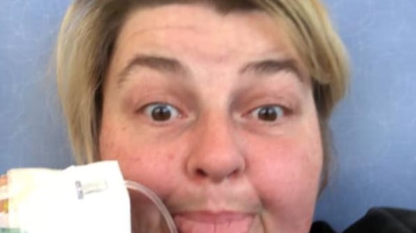 Mujer con cáncer en la boca