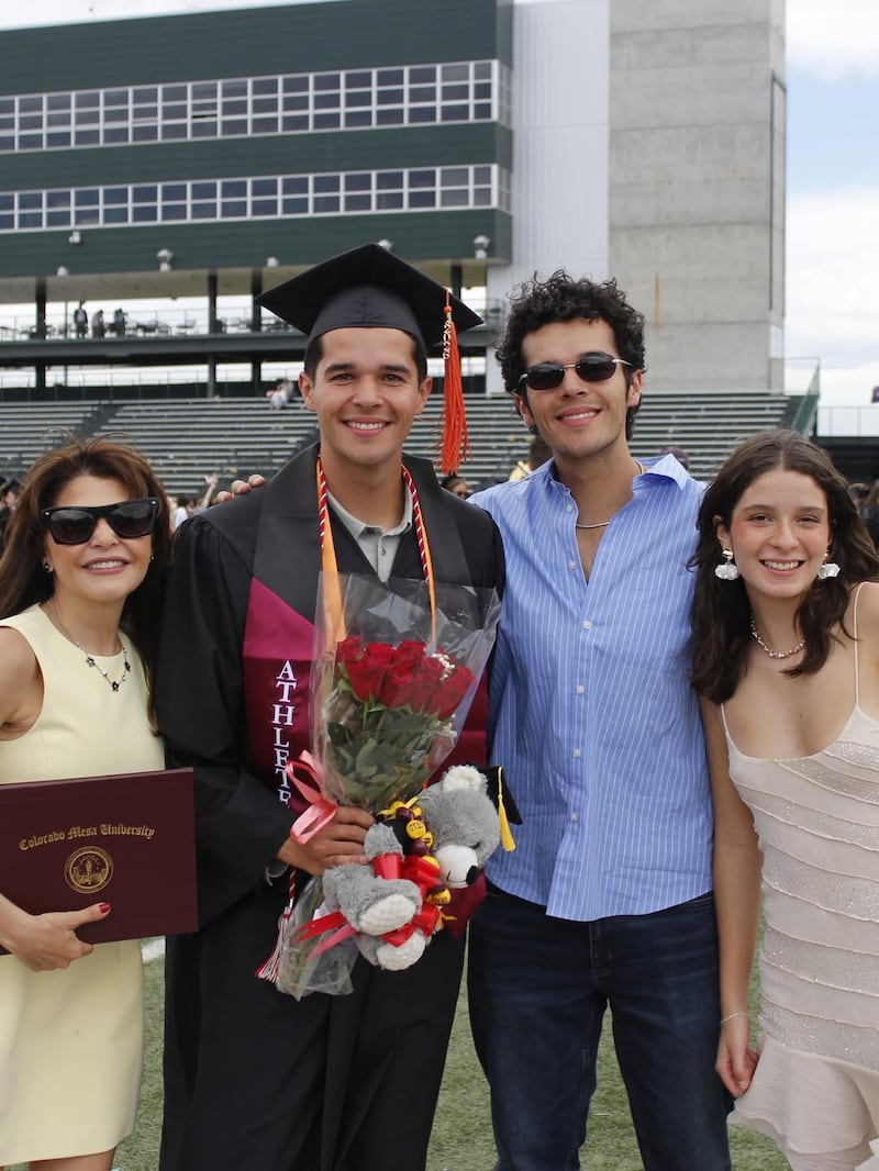 Itatí Cantoral celebra la graduación de su hijo Roberto