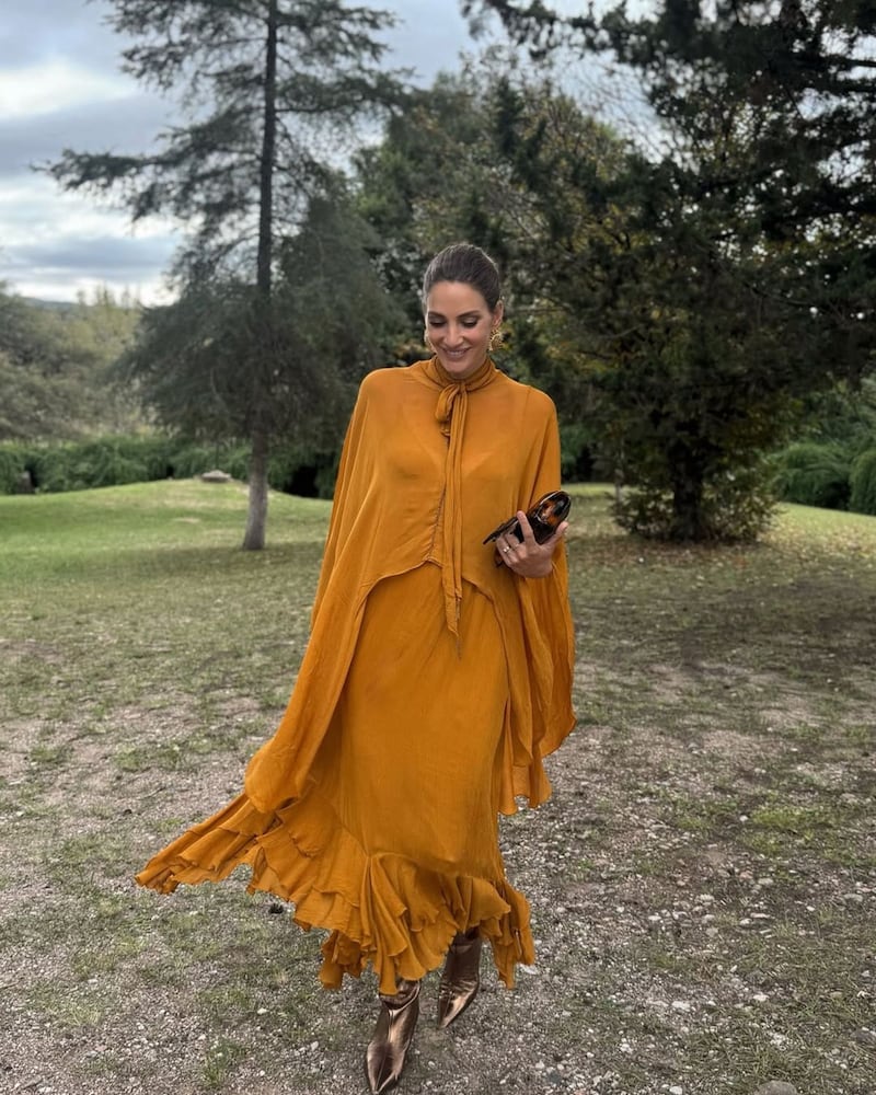 Los vestidos con capa serán tendencia este año