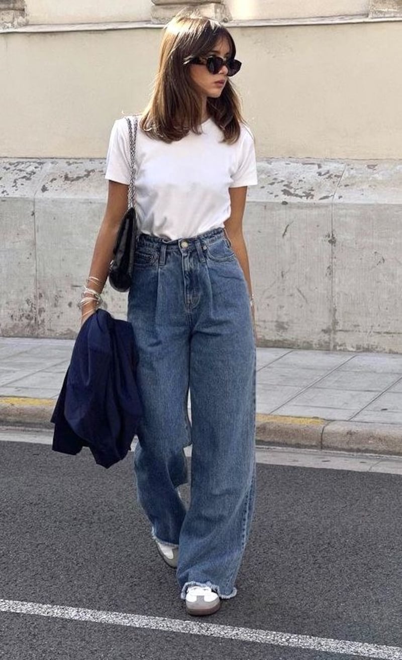 Como usar mom jeans con tenis