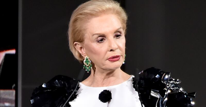 Carolina Herrera sí aprueba las minifaldas, siempre y cuando las combines de esta forma.