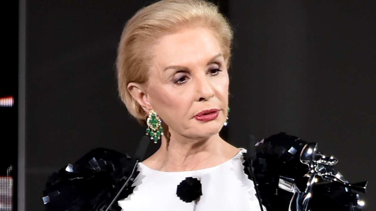 Carolina Herrera sí aprueba las minifaldas, siempre y cuando las combines de esta forma.