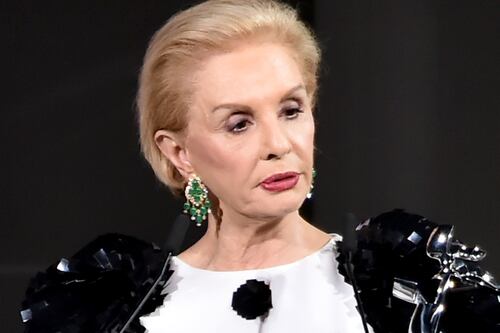¡Qué elegante! Carolina Herrera aprueba las minifaldas solo si son combinadas de esta forma