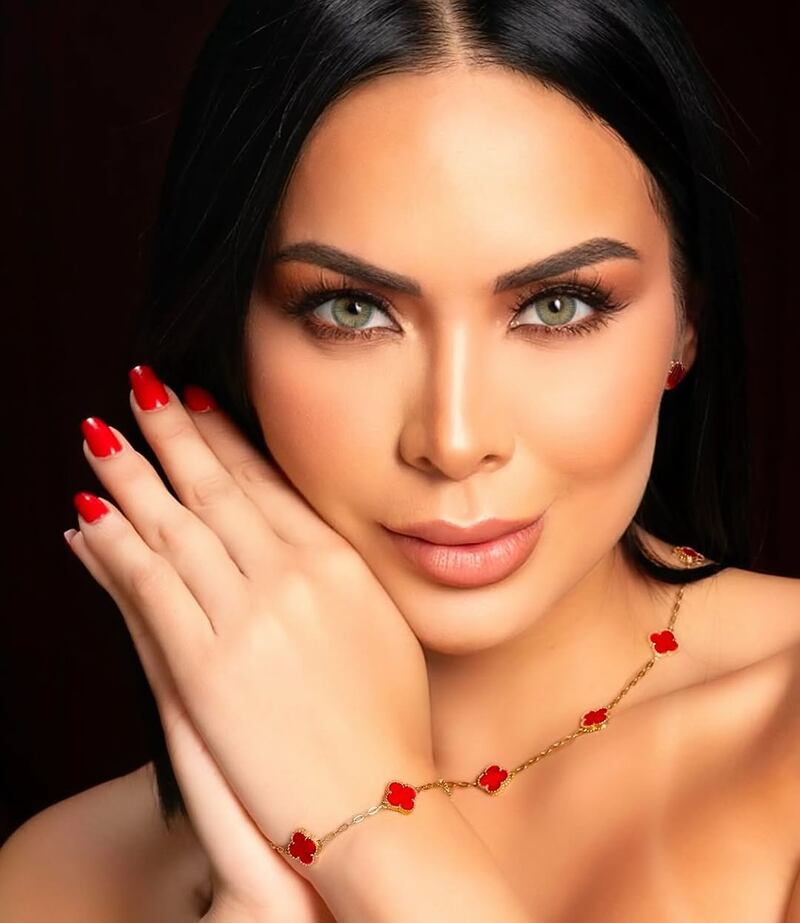 Laura González es la nueva habitante de 'La Casa de los Famosos' y al parecer tiene cuentas pendientes con Karina García por meterse en su matrimonio.