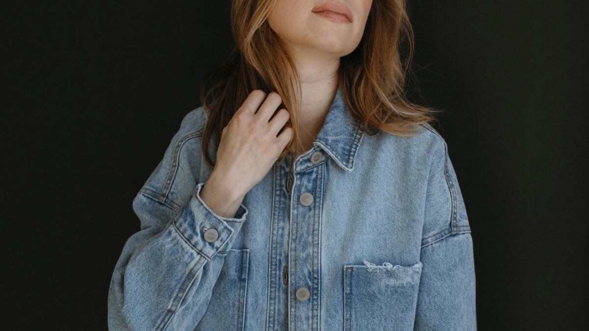 La camisa azul podría convertirse en tu mejor aliada mientras le da un giro a tus looks clásicos con un twist de color.