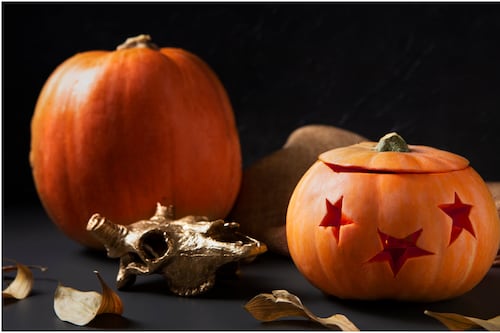 ¿Aún tienes tu decoración de Halloween? Así puedes darle una segunda vida esta Navidad 2025