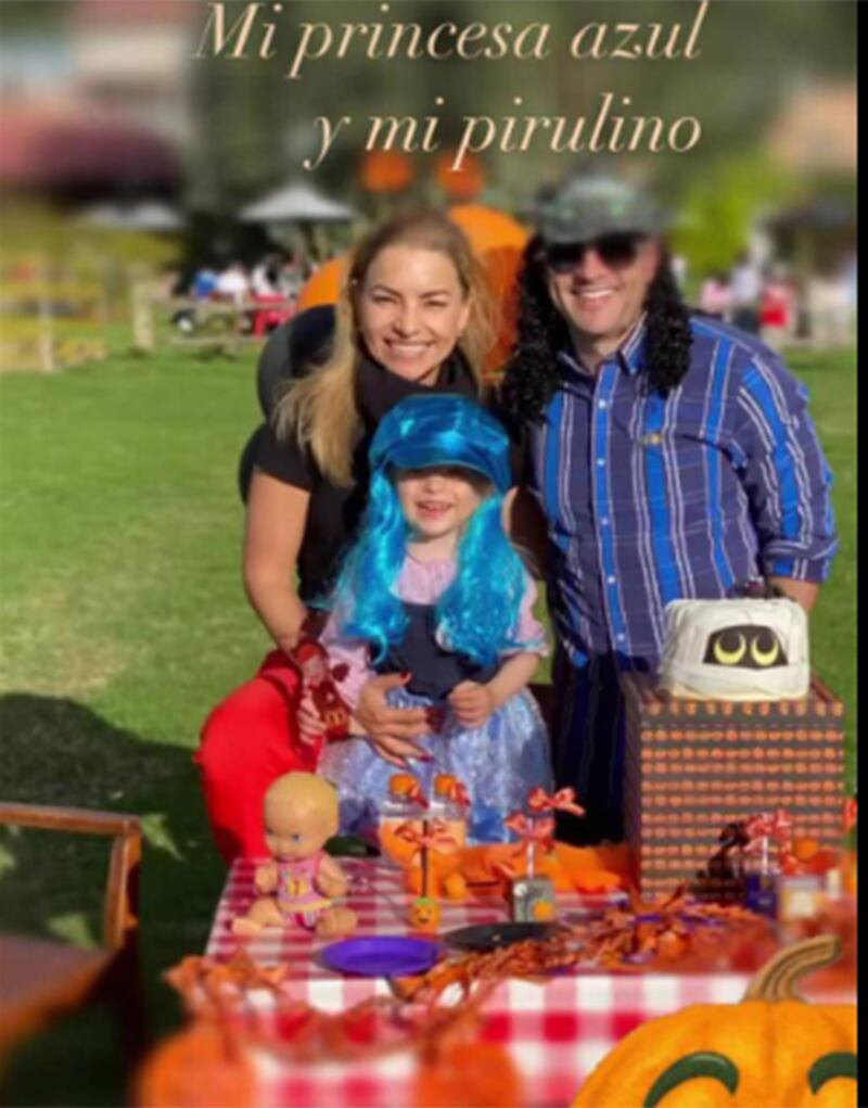 Juan Diego Alvira luce sus disfraces más ridículos.