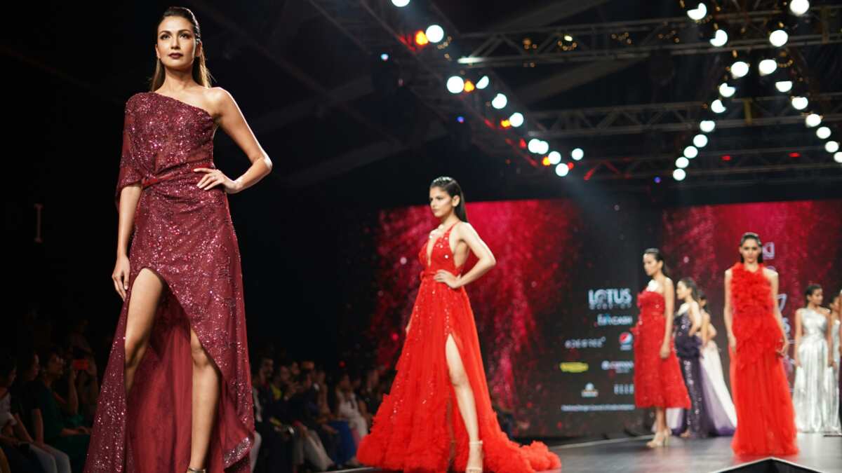 Una famosa firma de moda pidió a sus asistentes arrojar basura a sus modelos y esta acción encendió las redes.