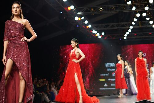 ¿El peor desfile de la historia? Diseñadora ‘humilla’ a sus modelos en pleno desfile y causa indignación