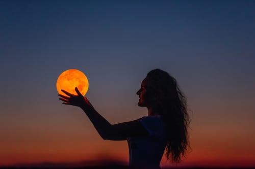 Descubre las mejores fechas para cortarte el cabello según el calendario lunar de abril 2026