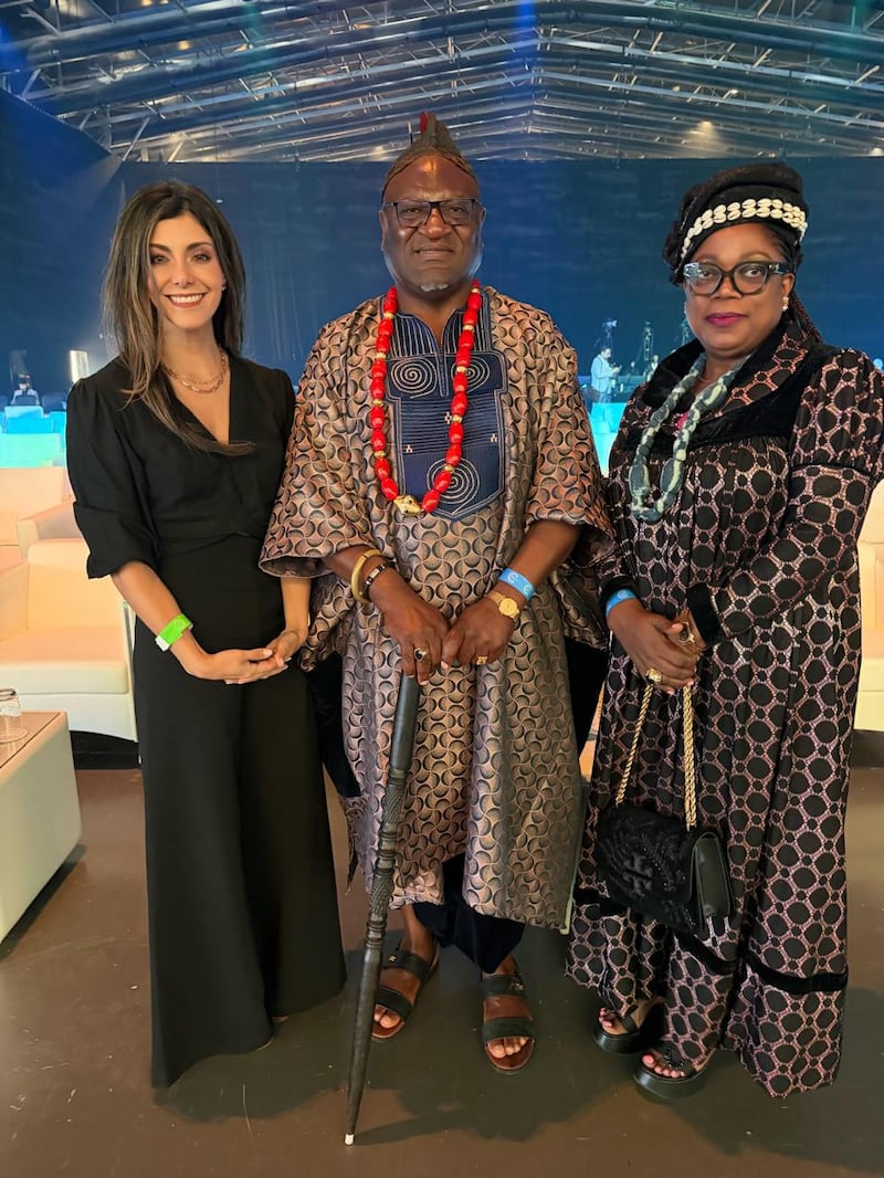 Karolina Puente con King Innocent Nayang Toukam, rey de  Camerún, rey tradicional de Batoufam.