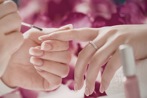 La manicura en tendencia que ahorra tiempo y es elegante: no se nota el crecimiento de las uñas