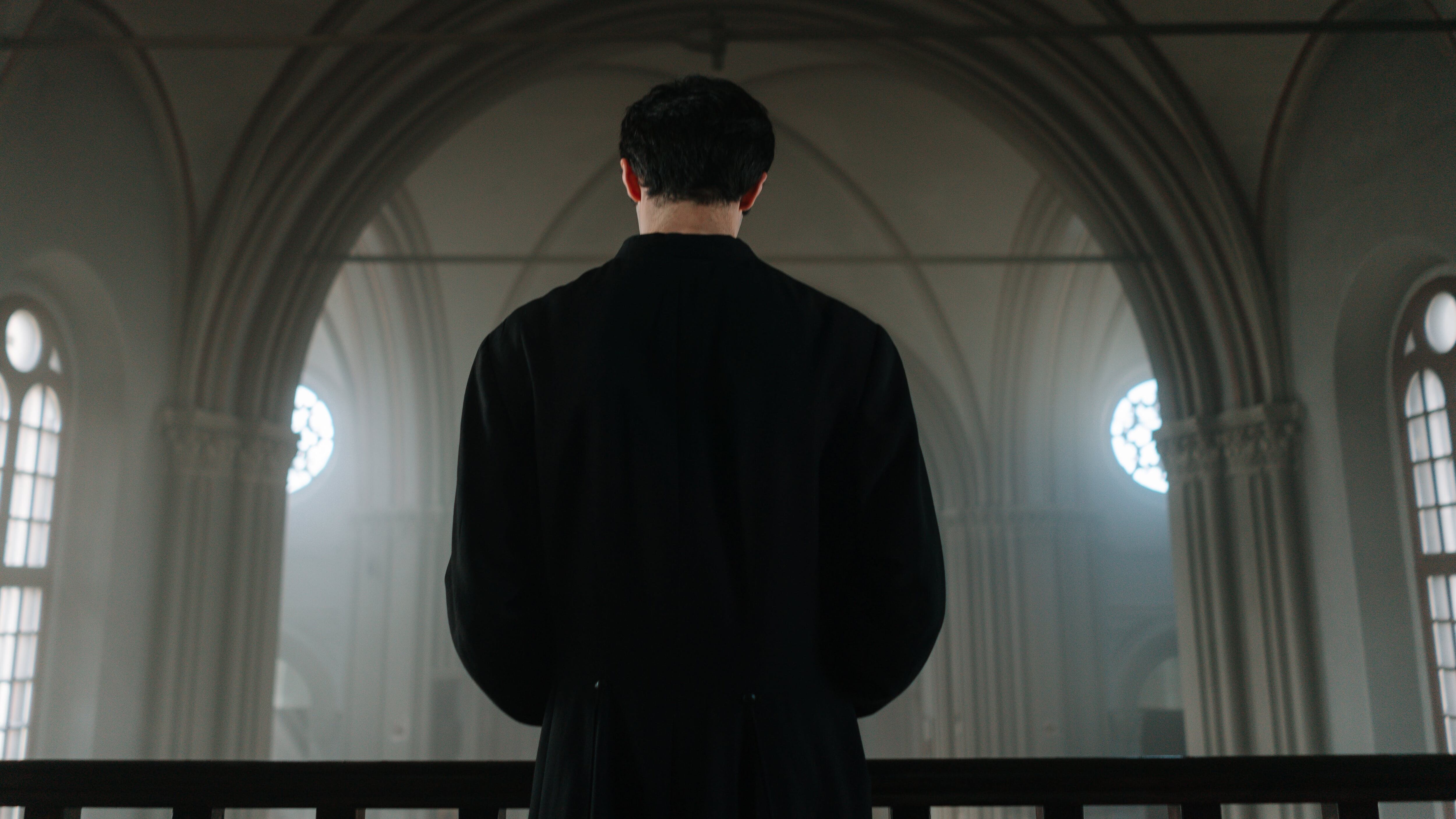 El “hombre más guapo de Italia” abandona la vida de modelo para hacerse sacerdote.