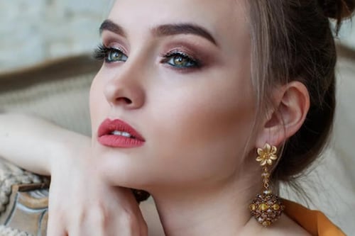 Cómo lograr el maquillaje “pearl skin” que es tendencia y te dará una piel rejuvenecida y de porcelana