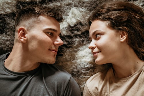 La “teoría del pájaro”: la tendencia viral que revela si hay conexión real con tu pareja o solo están por costumbre