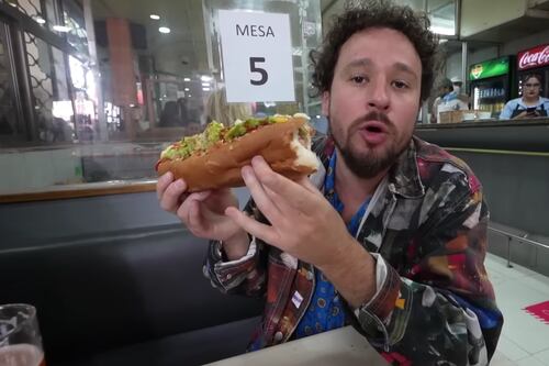“Los hot dogs de Nueva York son un juego de niños al lado de esto”: Luisito Comunica alucinó comiendo completos en Chile