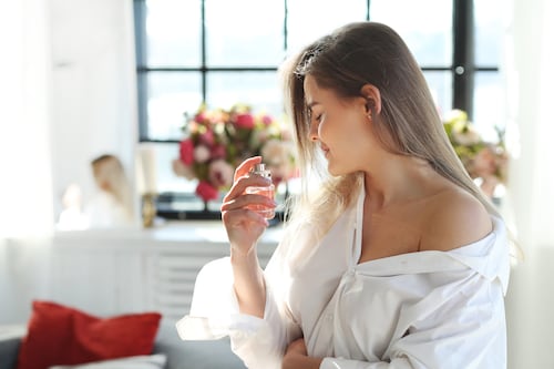 5 perfumes de mujer más elogiados para dejar huella a cada paso