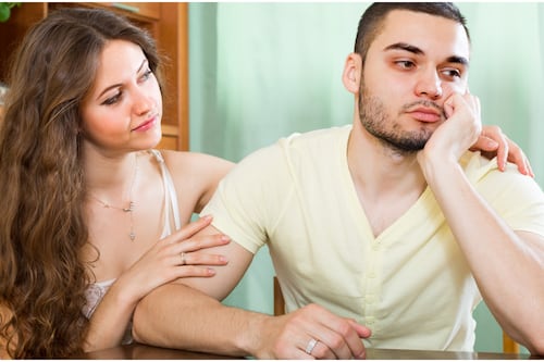 Te deja de responder los mensajes y otras señales de que tu pareja te está ‘castigando’ en la relación