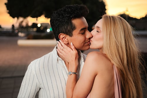 El 80 % de las personas besa girando a la derecha, y la ciencia explica por qué