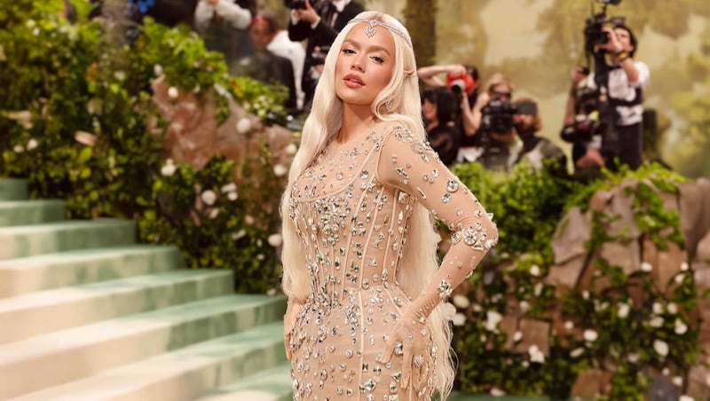 La cantante Karol G deslumbró en la Met Gala 2024, mientras recibía críticas por su atuendo y por cómo se dio su asistencia al evento.