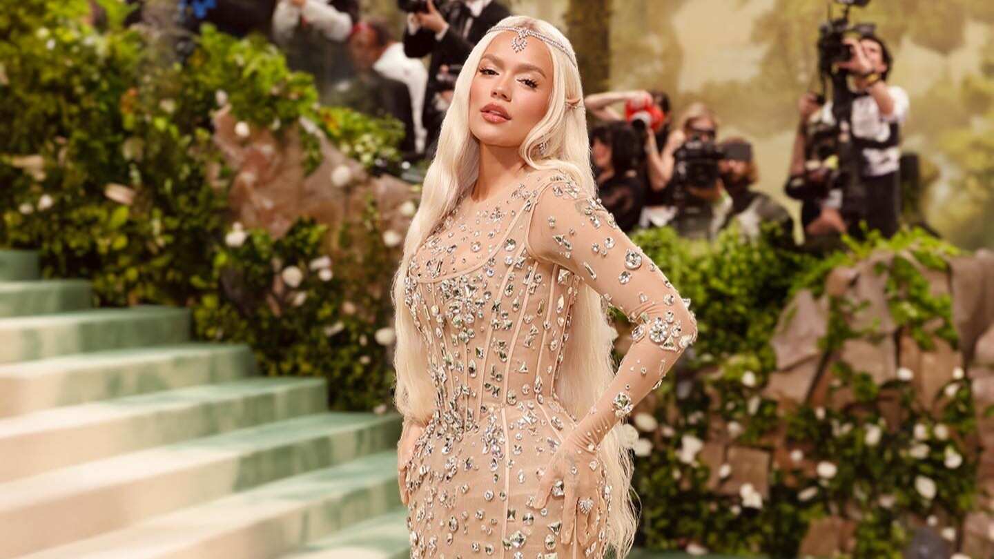 La cantante Karol G deslumbró en la Met Gala 2024, mientras recibía críticas por su atuendo y por cómo se dio su asistencia al evento.
