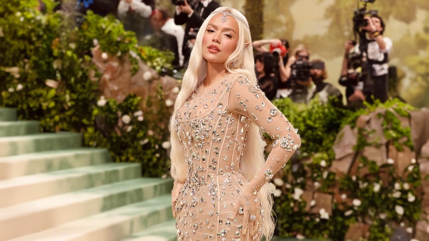La cantante Karol G deslumbró en la Met Gala 2024, mientras recibía críticas por su atuendo y por cómo se dio su asistencia al evento.