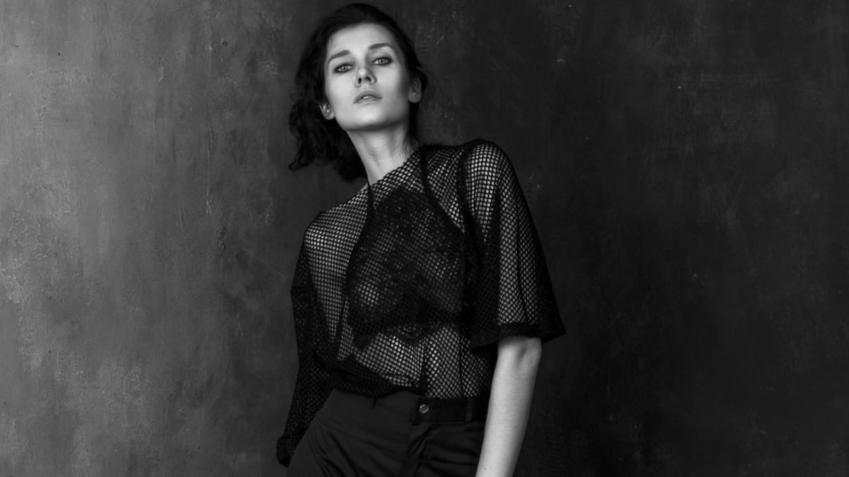 Las camisas negras serán la obsesión de las mujeres en 2025.