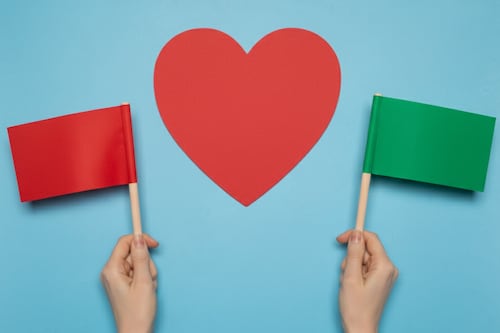 Banderas rojas y verdes: cómo reconocer señales antes de celebrar el amor este 14 de febrero