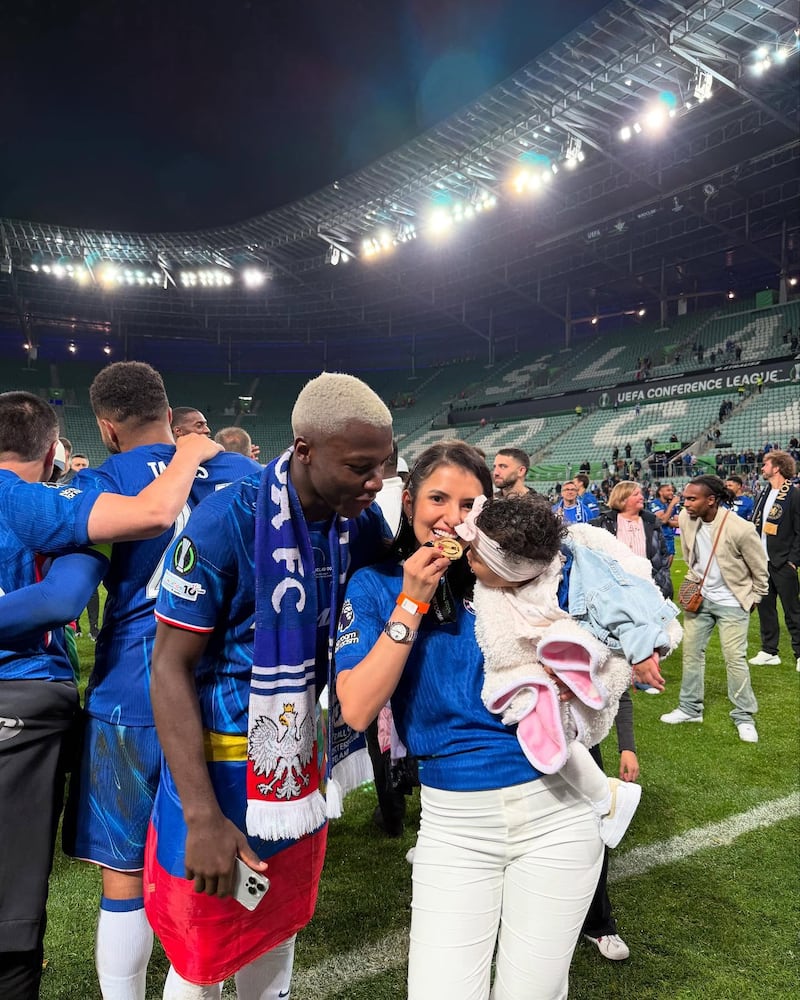 Moisés Caicedo con su familia