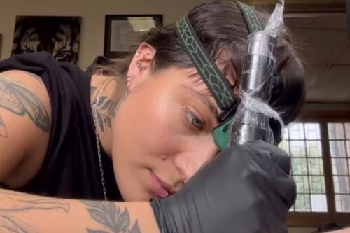 Camila Power tatuó su célebre expresión que tuvo dentro de la casa de ‘Gran Hermano’: “injusto”