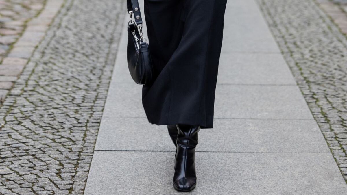 ¿Cómo usar falda larga con botas?