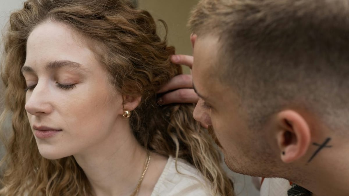 Un hombre suele tocar el cabello de una mujer por varias razones especiales
