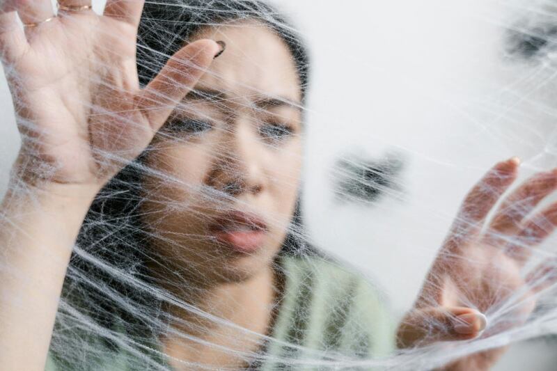 El 'spider webbing' deja a sus víctimas sintiéndose atrapadas