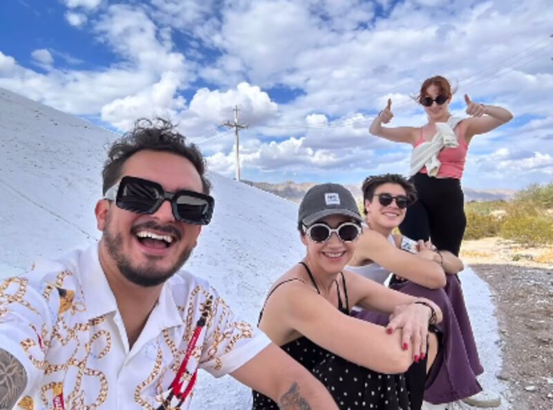 La actriz y cantante celebra estar enamorada