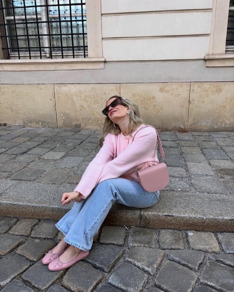 ¡Adiós tenis! Los zapatos ‘Bridgerton’ brillan por su belleza y elegancia: así se llevan