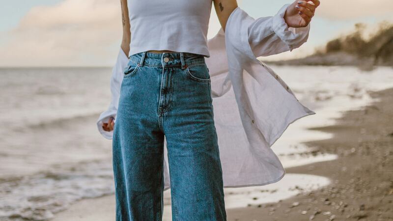¿Adiós wide leg? Los ‘loose’ jeans serán furor por elevar tu look: son favorecedores y cómodos