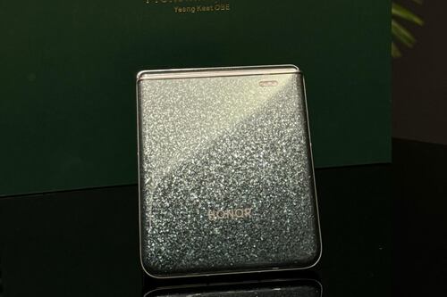 Jimmy Choo incursiona en el mundo de los móviles con un plegable de Honor