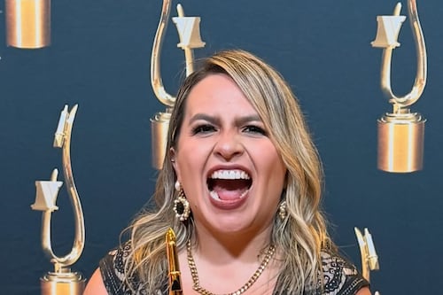 Orgullo ecuatoriano: la voz de Waze, Sol Betancourt, triunfa en los premios SOVAS de Los Ángeles