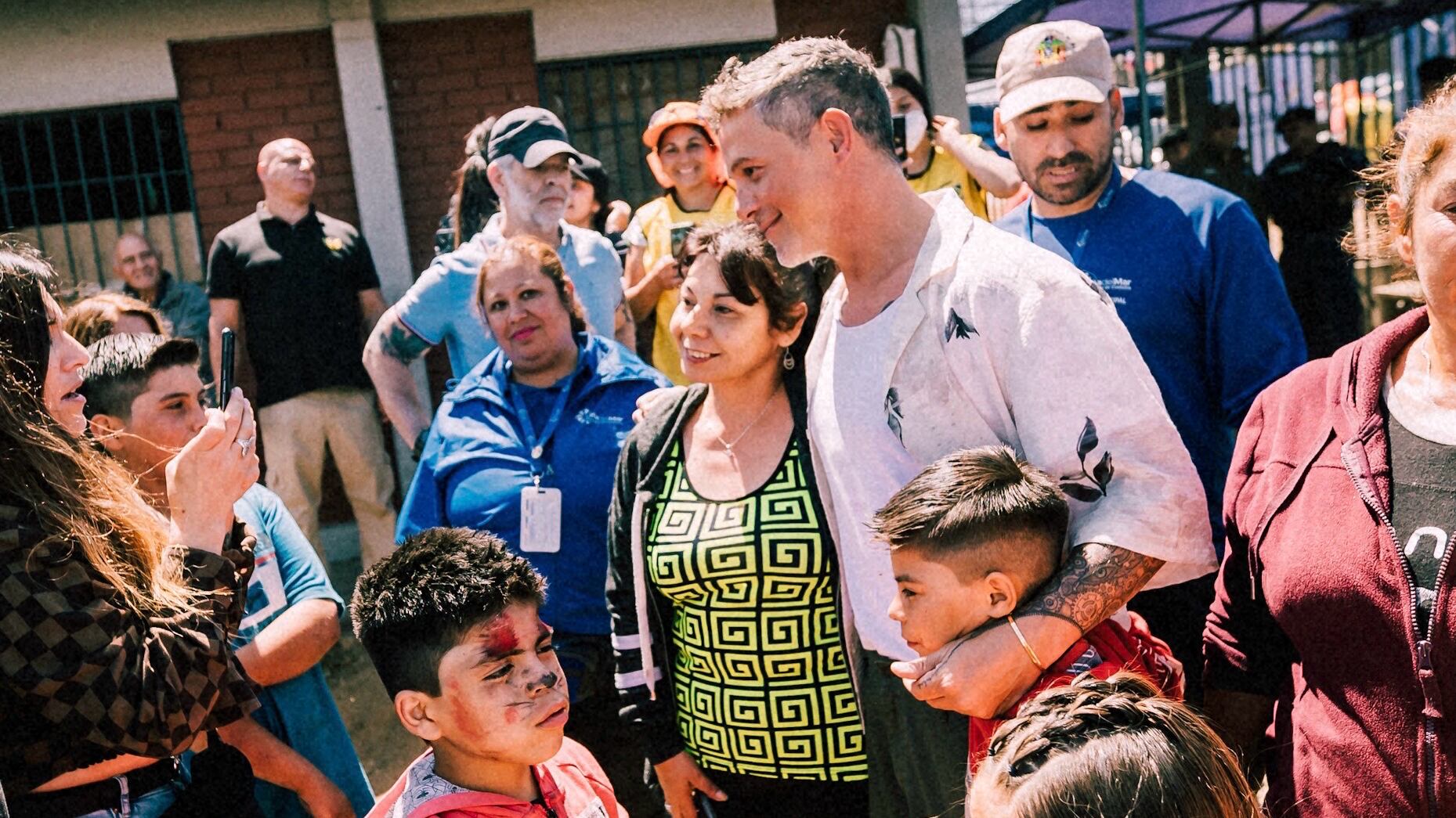 Después de convivir y hablar con la población afectada, el artista español hizo un donativo