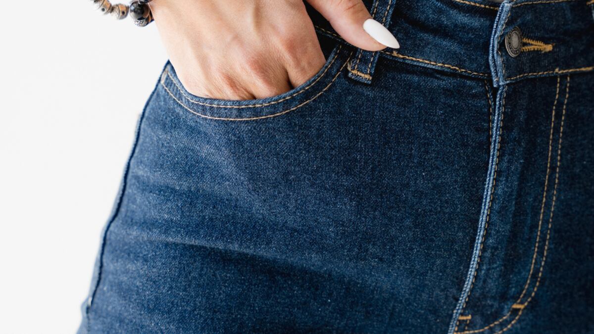 Dile adiós al color clásico y dale carácter a tu look con estos pantalones.