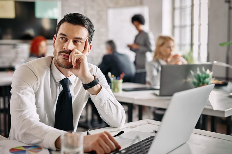 Negociar las condiciones de nuestro salario no se trata solamente de pedir más dinero, sino de hacer una reflexión entre lo que le ofreces a la empresa y lo que recibes. Foto: Freepik.