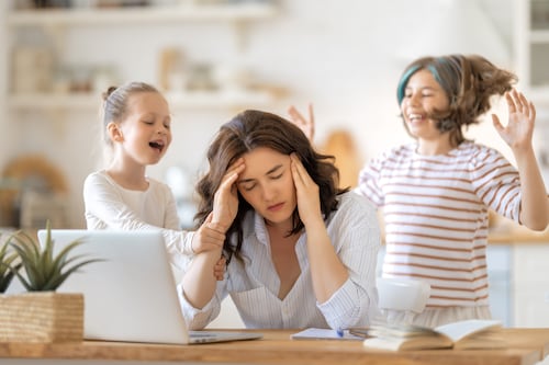 El impacto del estrés: Por qué combinar trabajo y crianza altera tu química cerebral, según la ciencia