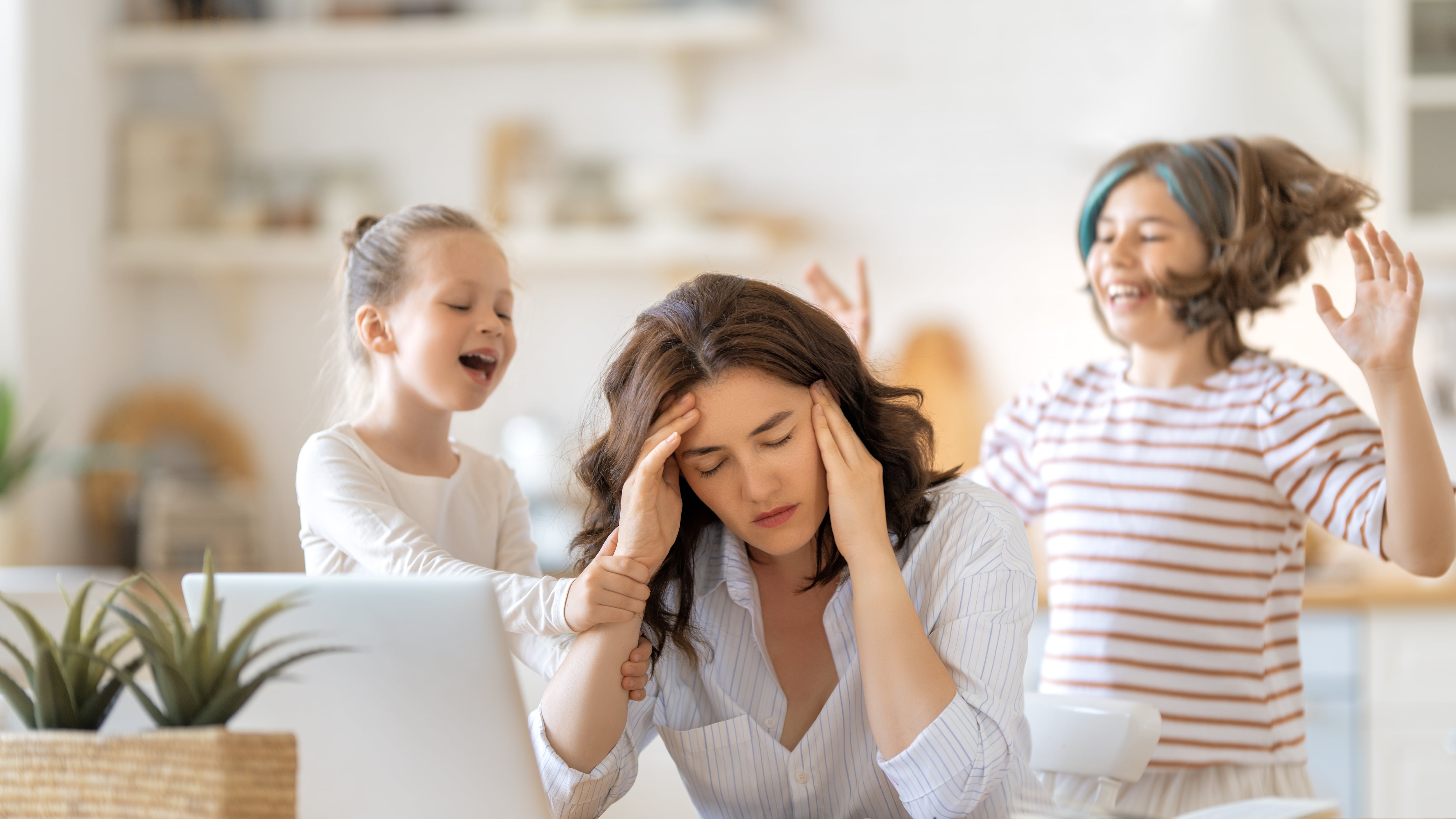 El impacto del estrés al trabajar y criar hijos