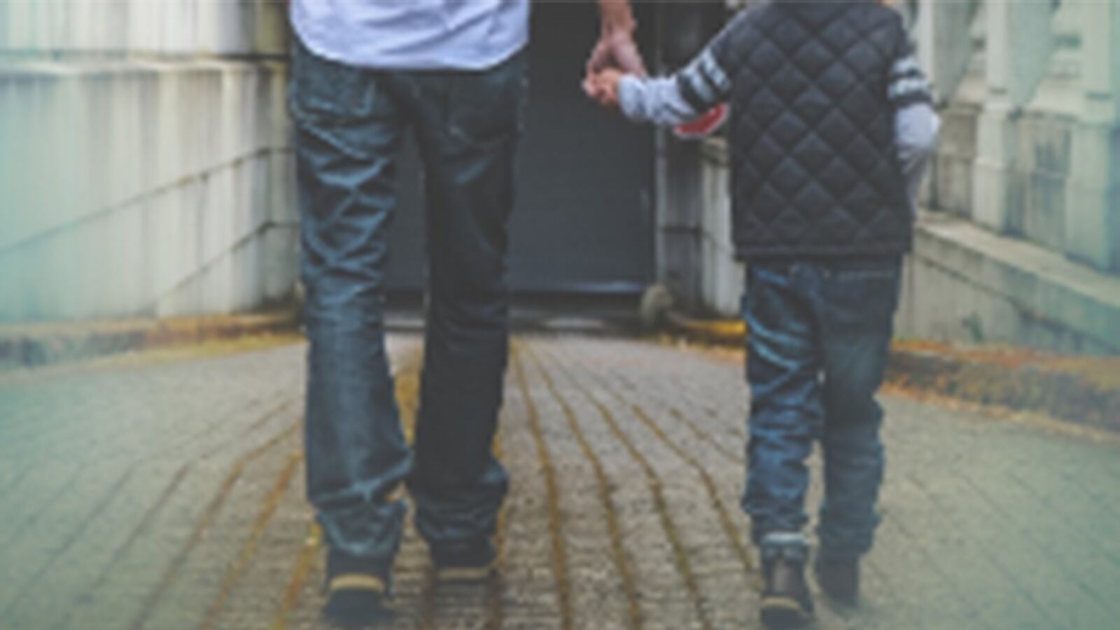 Padre que rapó la cabeza de su hija por burlarse de una niña con cáncer genera terror.