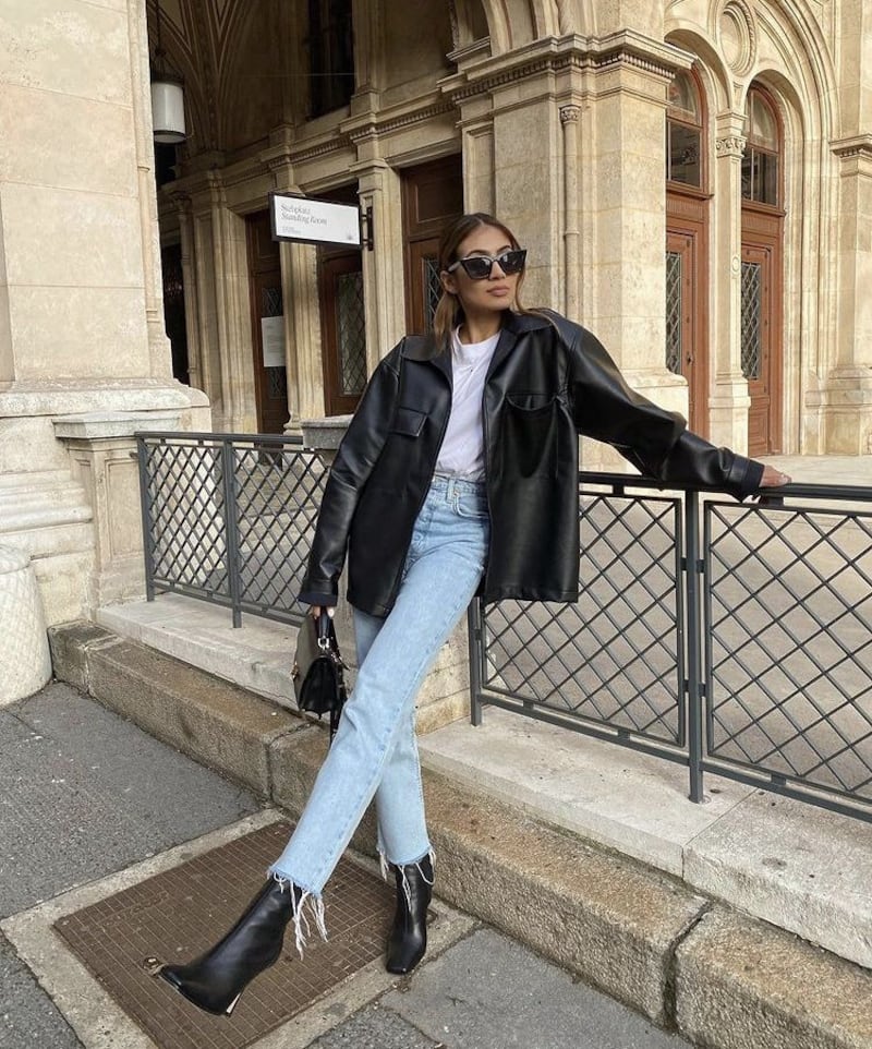 La combinación de jeans rectos y botines será clave en 2026.