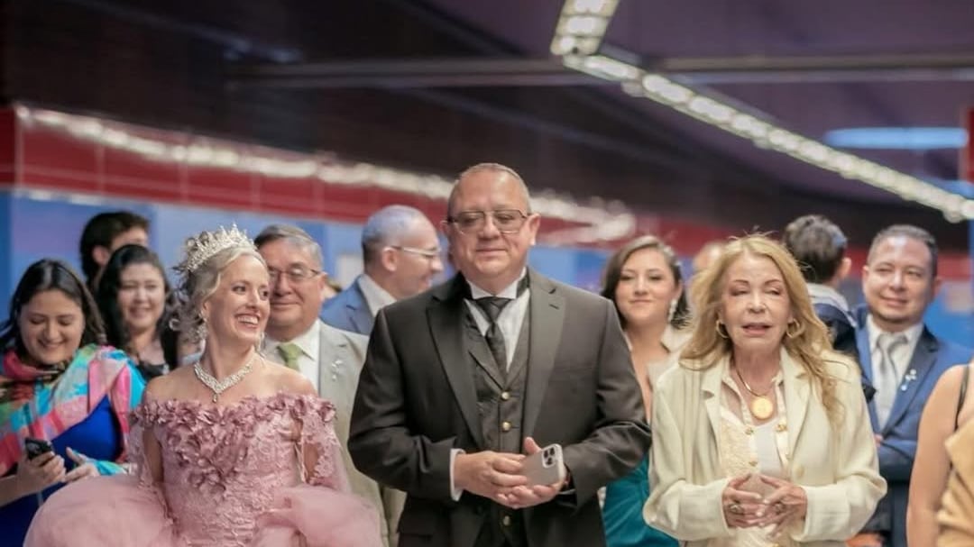 Jena y Sofji Tony Valdiviezo junto a sus invitados